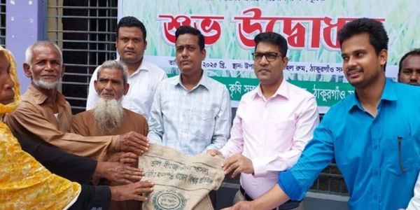 ঠাকুরগাঁওয়ে কৃষকদের মধ্যে বীজ-সার বিতরণ